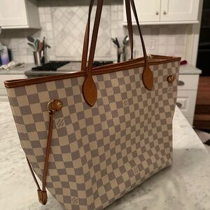 Authentic Louis Vuitton MM Neverfull - *flaw*